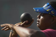 La lanzadora de bala Ahymara Espinoza se entrena previo a los Juegos Olímpicos de Tokio, en San José de Barlovento, Venezuela, el lunes 28 de junio de 2021. (AP Foto/Matias Delacroix)