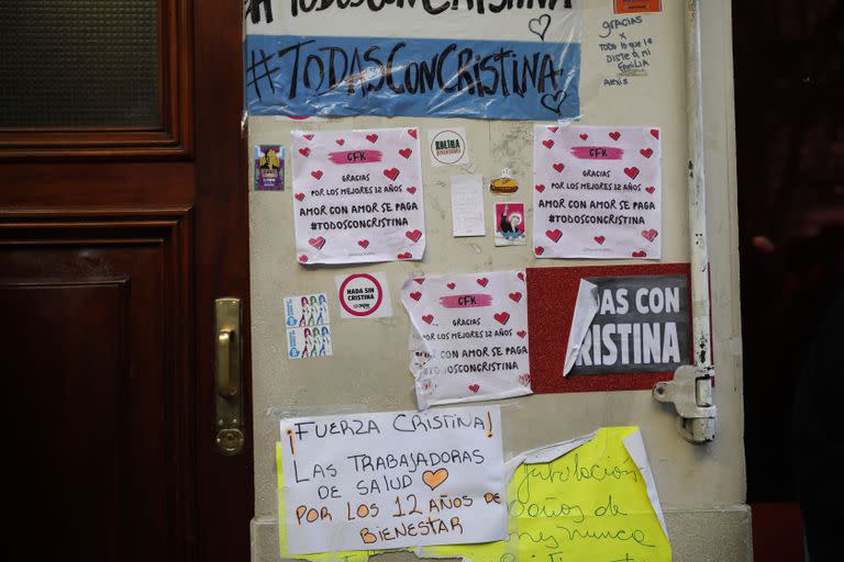 &quot;Todos con Cristina&quot;: la militancia colgó mensajes de aliento y cariño para la vicepresidenta en la puerta de su domicilio