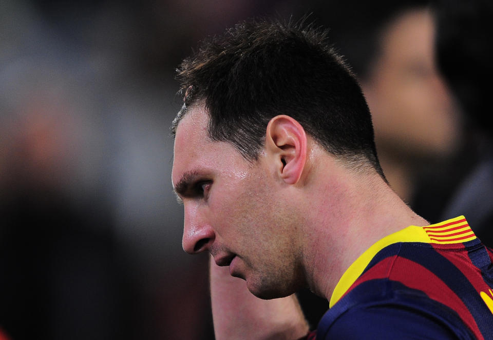 Barcelona's Lionel Messi leaves the field at the end of a first leg quarterfinal Champions League soccer match between Barcelona and Atletico Madrid at the Camp Nou stadium in Barcelona, Spain, Tuesday April 1, 2014. (AP Photo/Manu Fernandez)