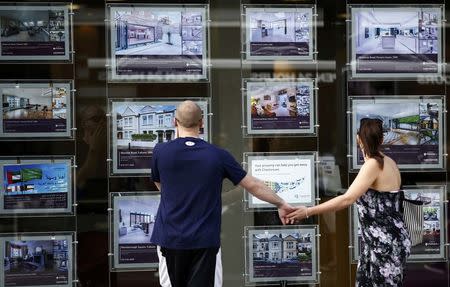 A couple view properties for sale in an estate agents window in London, Britain August 22, 2016. REUTERS/Peter Nicholls