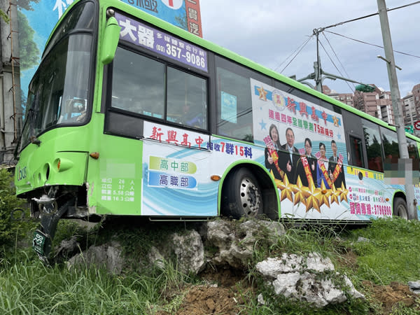 中壢有部客運車失控撞上路邊花圃，整部車卡在花圃上。（記者丘安翻攝）