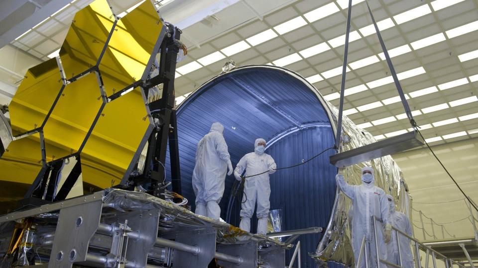 BALL AEROSPACE TECHNICIANS REMOVE FINAL SIX JWST MIRRORS TESTED AT MSFC X-RAY AND CRYOGENIC FACILITY