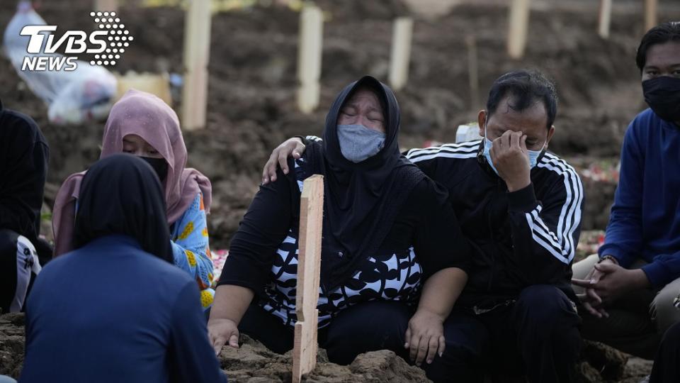 圖／達志影像美聯社，印尼單日病歿超過1700人，墓地下葬數爆滿，家屬慟「比戰爭還慘」。