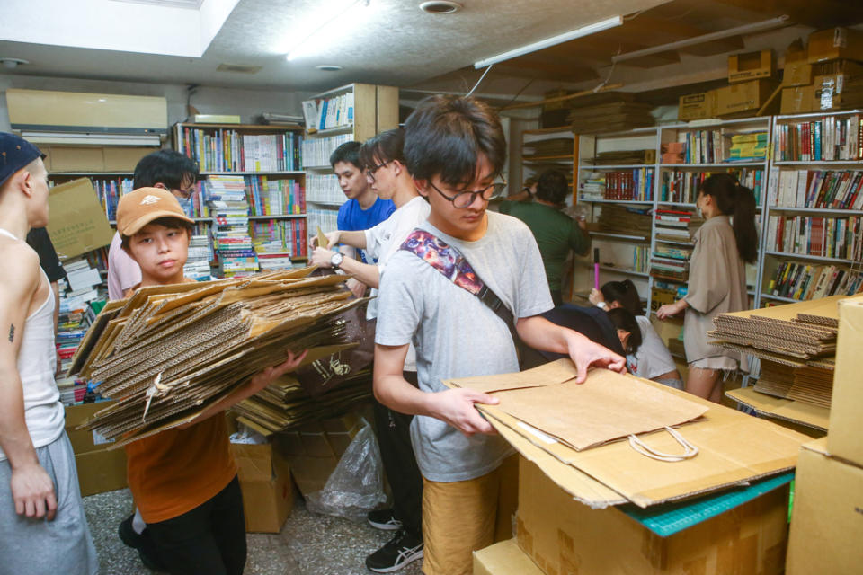 圖為師大傳奇書店「水準書局」地震中書架全倒、書籍散落一地，老闆急徵書友幫忙，來了一群熱心的年輕人，幫忙搬書、釘書櫃及清理受損的物品。（鄧博仁攝）