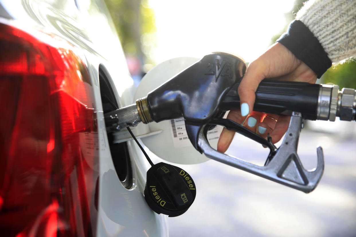 Wer würde nicht gerne für wenig Geld dauerhaft Benzin einsparen? Genau das versprechen Spritspar-Dongles (Symbolbild: Getty Images)