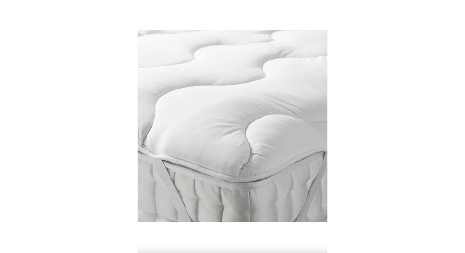 This soft topper can fit mattresses up to 32cm deep. 