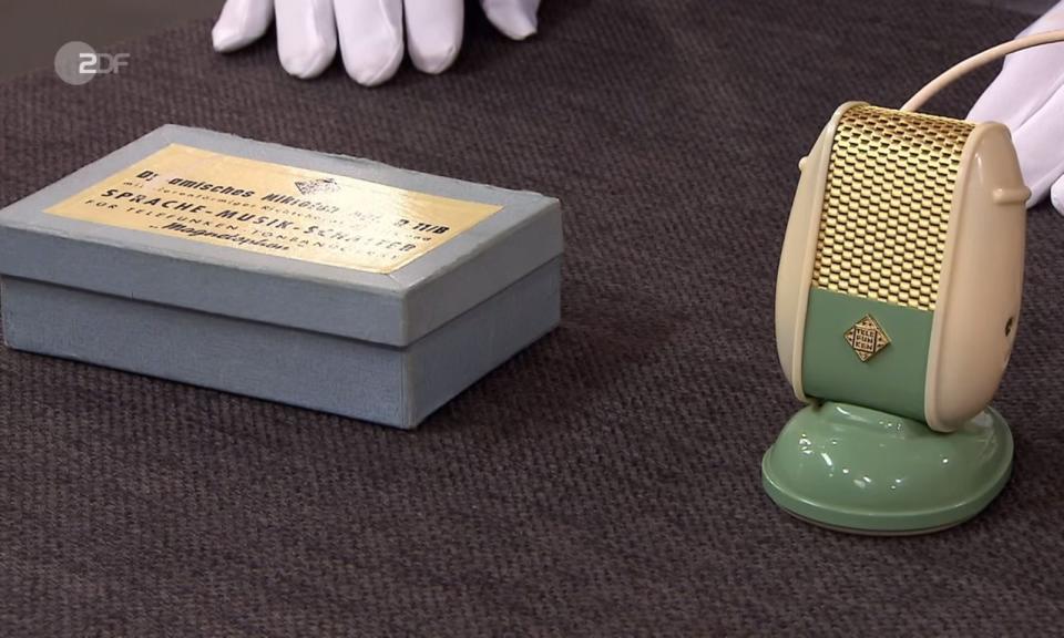 Doch war das Retro-Objekt schon mit modernen Standards wie USB oder Bluetooth ausgestattet? Diese Scherzfrage stellten sich die Händler. Roman Runkel war das Nostalgie-Mikro 60 Euro wert. (Bild: ZDF)