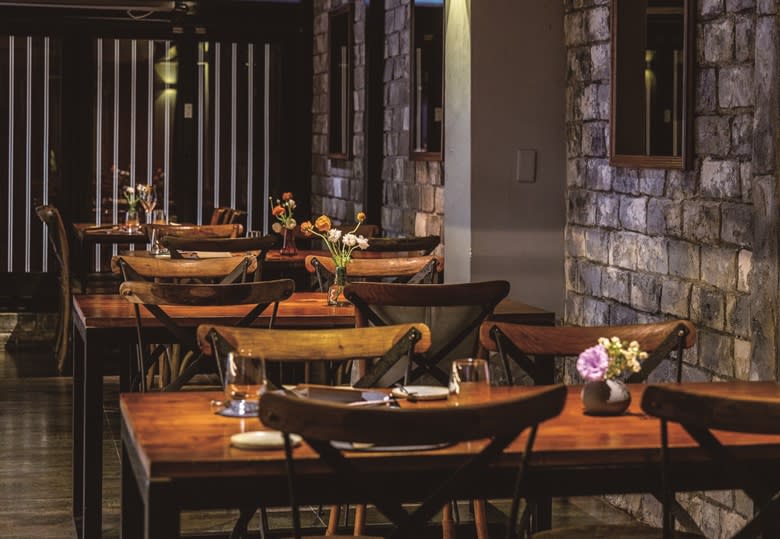 餐廳重新整裝，以文化石、水泥板材等襯托著大量木質傢俱，風格沉穩雅致。攝影/盧大中