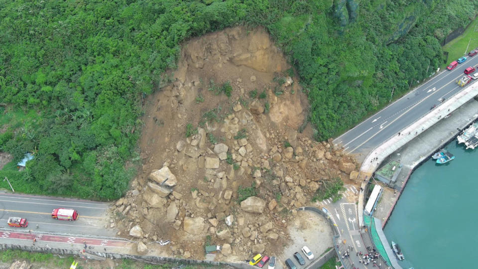 台2線濱海公路（進出基隆潮境公園路口），3日下午14時許發生大面積土石崩落，目前此路段雙向封閉中，警消正持續搜救傷者。（圖／翻攝自基隆市消防局-角落消火伴Facebook）