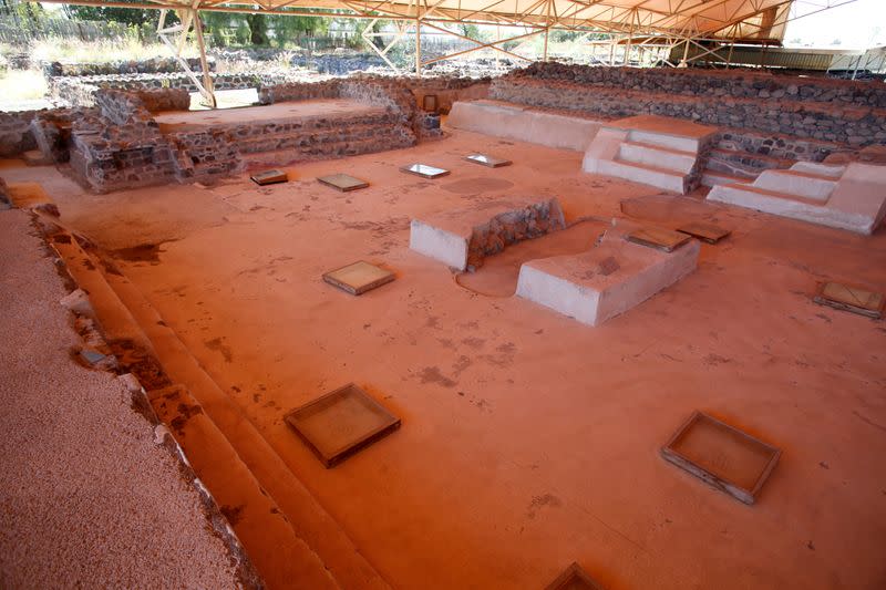 Una vista de gran angular de la Plaza de los Glifos, un patio con 42 letreros y símbolos pintados en el piso que marcan el texto teotihuacano más largo encontrado hasta ahora, datado probablemente entre 300-400 d.C., en La Ventilla, en ruinas Teotihuacán