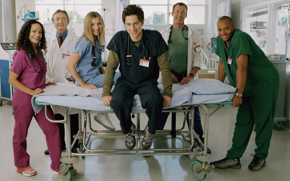 <p>Kann man (halbwegs) authentisch den herausfordernden Alltag junger Ärzte zeigen - und dabei trotzdem die Lacher auf seiner Seite haben? Man kann! "Scrubs" (2001-2010) erzählte mit Witz über "Die Anfänger" (so der deutsche Untertitel) am fiktiven "Sacred Heart Hospital" und machte seine Darsteller zu (Sitcom-)Stars. Was J.D., Elliot und "Turk" heute machen, zeigt die Galerie. (Bild: Disney)</p> 