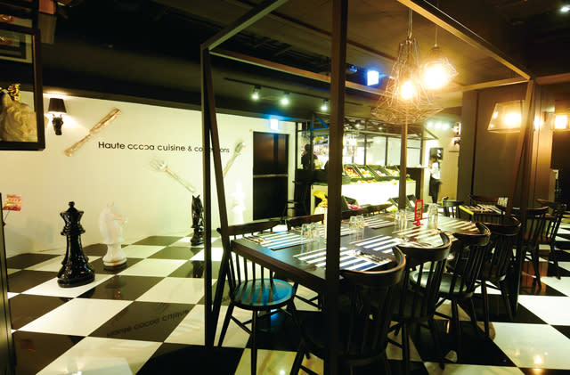 店裡裝潢結合了復古摩登的元素，包括黑白棋盤格紋地板、餐具飾等，讓人感受美式風情。
