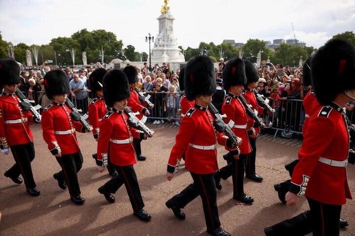 Los guardias desfilan al exterior del Palacio de Buckingham en Londres, Reino Unido.