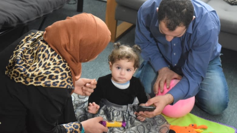 'We're actually making a difference': Young adults help Syrian mothers learn English