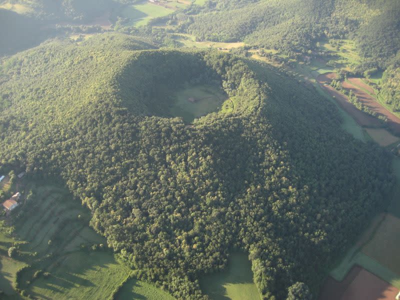 Volcán de Santa Margarida, en la comarca da La Garrotxa.(Crédito imagen Wikimedia Commons).