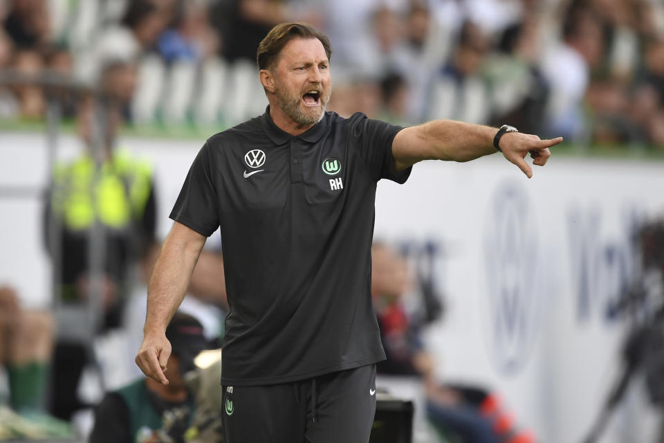 Wolfsburg coach Ralph Hasenhüttl gives instructions during the German Bundesliga soccer match between Borussia Monchengladbach and Wolfsburg at the Volkswagen Arena in Wolfsburg, Germany, Sunday April 7, 2024. (Swen Pförtner/dpa via AP)