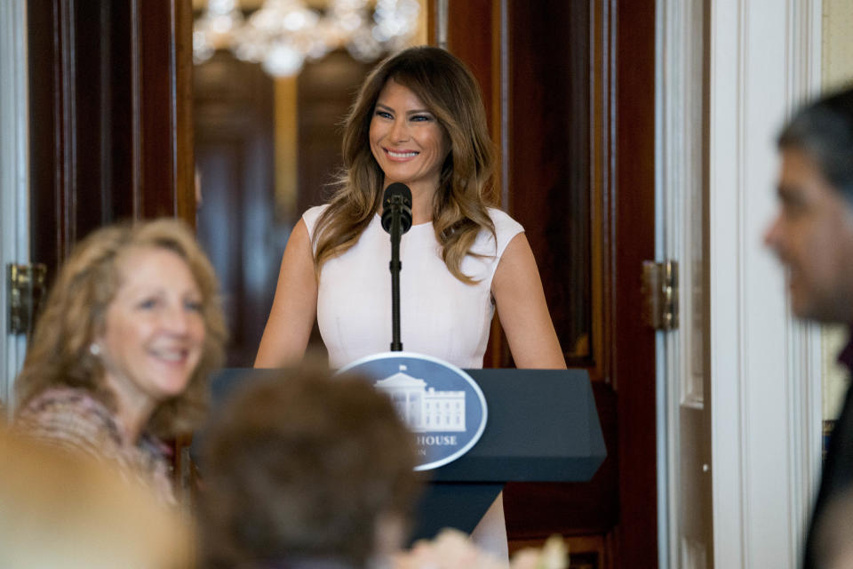 Sie lächelt so freundlich und ihre Worte klingen so nett: Doch Melania Trumps Rede ist mit Vorsicht zu genießen. (Bild: AP Photo/Andrew Harnik)