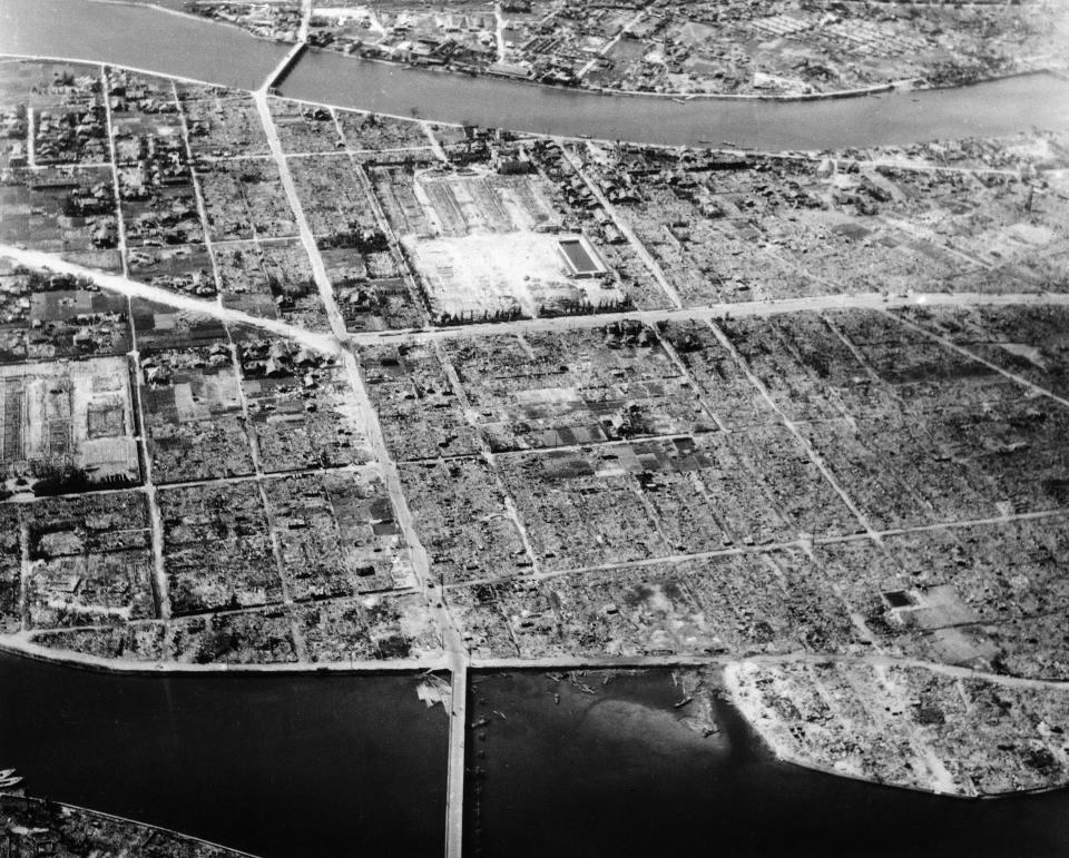 Un enorme área de Hiroshima simplemente se evaporó por el inmenso infierno de la bomba atómica. (AP Photo/U.S. Air Force)