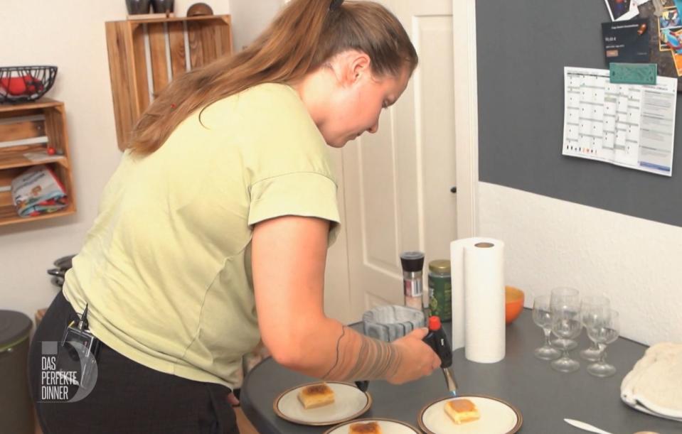 Wer kann, der kann: Die gelernte Konditorin Laura (26) flammt Crème-Brûlée-Törtchen. (Bild: RTL)
