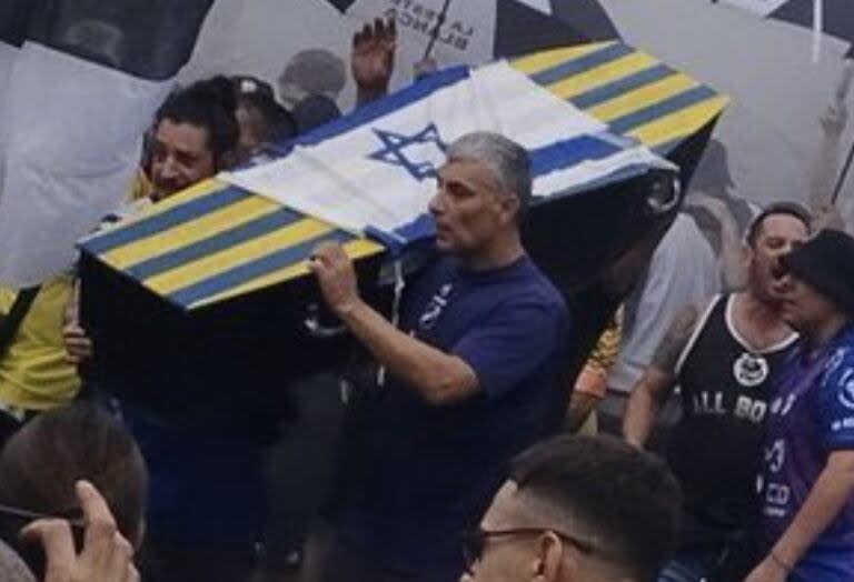 Hinchas de All Boys portan un féretro con los colores de Atlanta y la bandera de Israel