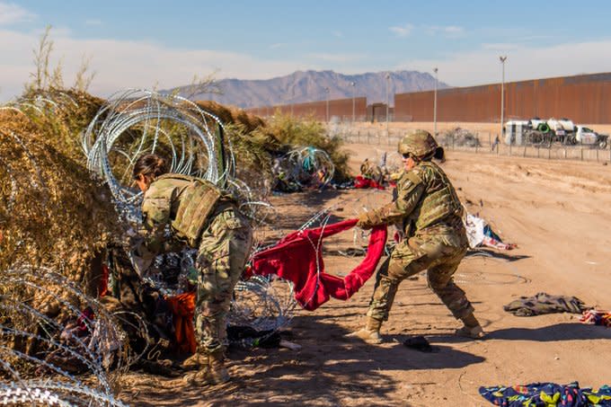 德州國民警衛隊清理邊境鐵絲網上非法移民留下的衣物。   圖：翻攝自 Texas Military Dept. X帳號