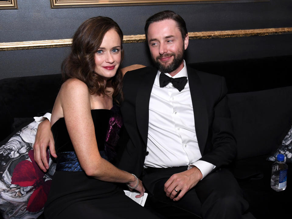 Begleitet wurde die "Gilmore Girls"-Schönheit allerdings nicht von einem ihrer Verflossenen aus der Serie, sondern von ihrem Ehemann Vincent Kartheiser. (Bild-Copyright: Charles Sykes/Invision for the Television Academy/AP Images)