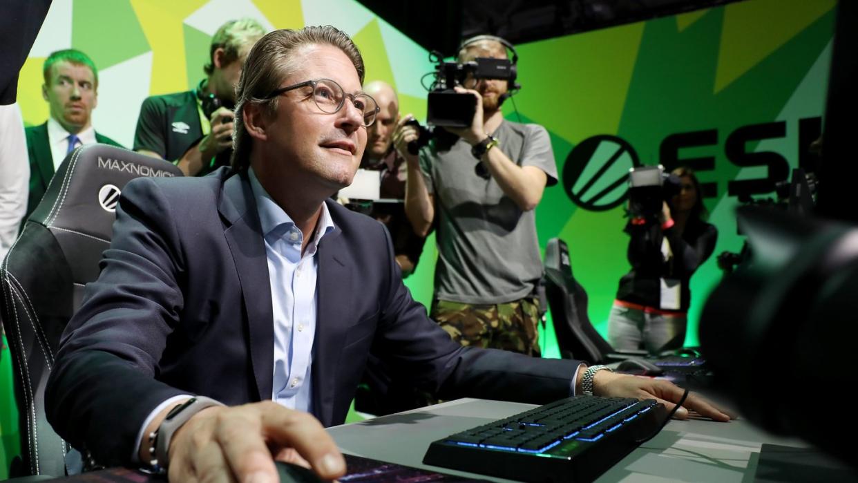 Andreas Scheuer, Bundesminister für Verkehr und digitale Infrastruktur, sitzt auf der Gamescom an einem Computerspiel. Foto: Oliver Berg