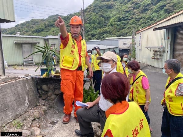 一0九年新莊區雙鳳里環境踏勘，土石流防災專員分享防災經驗。(圖:新北市農業局提供)