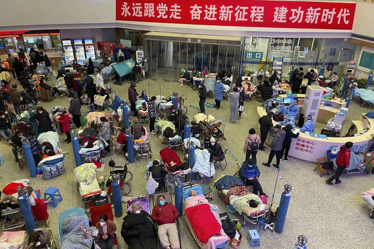 Pacientes, en su mayoría adultos mayores con síntomas de Covid, se congregan en una sala del Hospital Shanghai para recibir atención médica, en Shanghai, China, el martes 3 de enero de 2023. (Chinatopix Vía AP)