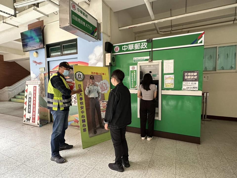 中市警霧峰分局偵查隊前往亞洲大學實施防詐宣導。(林㤈輝翻攝) 