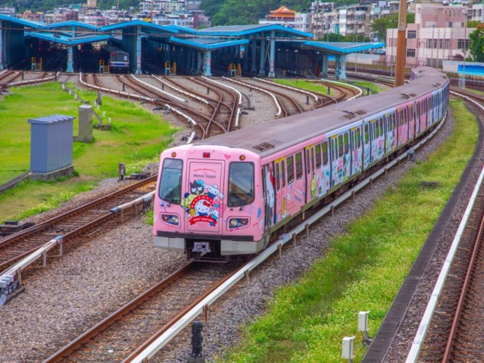 繼去年底三麗鷗彩繪列車上路後，大受民眾喜愛，爭相與之合照打卡。（台北捷運提供）