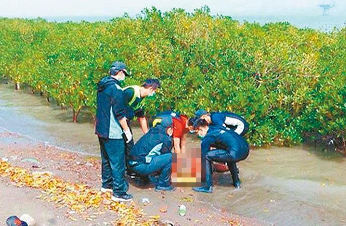 檢警在媽媽嘴咖啡店附近的紅樹林搜索，陸續發現2具屍體。（警方提供）