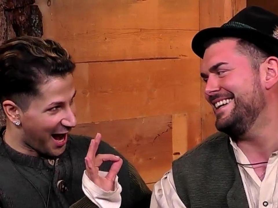 Yoncé (l.) und Ioannis haben gut lachen. Sie gewinnen die Paar-Gaudi und dürfen nicht nominiert werden. (Bild: ProSieben)