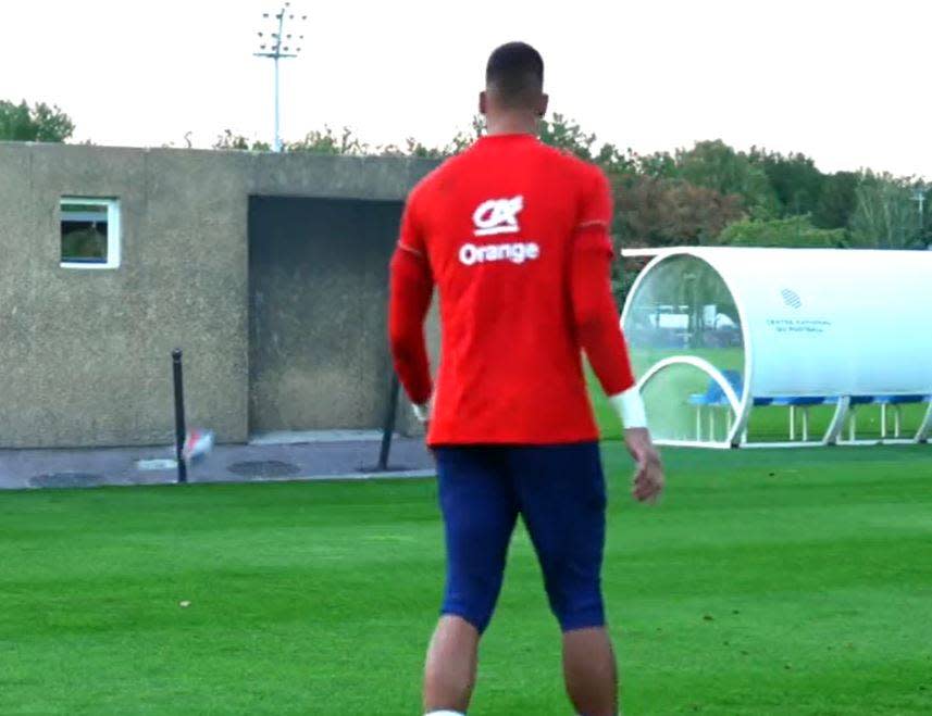 Alphonse Areola participant au « challenge Téléfoot » de TF1.