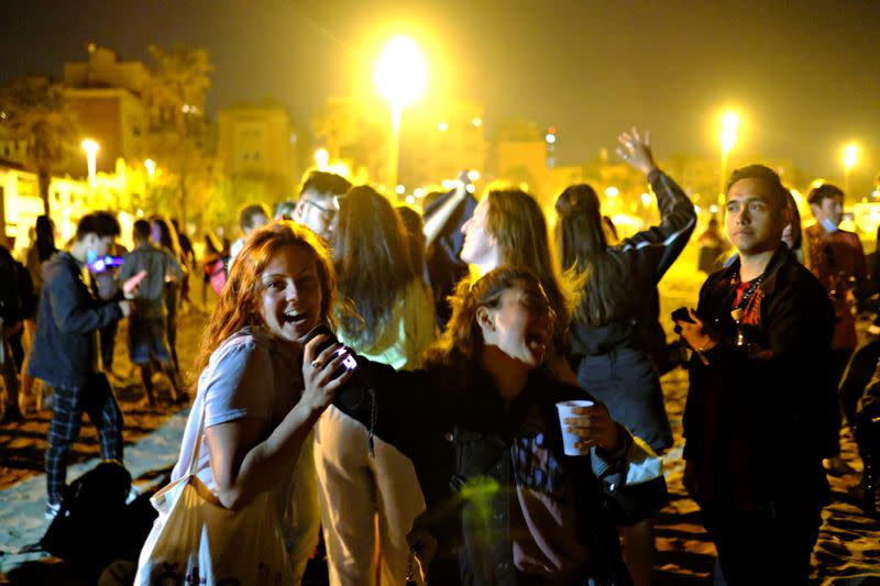 Gente baila en la playa de Barcelona el fin del estado de alarma decretado por el Gobierno español para prevenir la propagación de la enfermedad del coronavirus (COVID-19), en Barcelona, España.