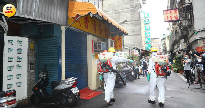 台北市環保局昨下午至萬華地區著名茶街、龍山寺進行消毒作業。（圖／黃鵬杰攝）