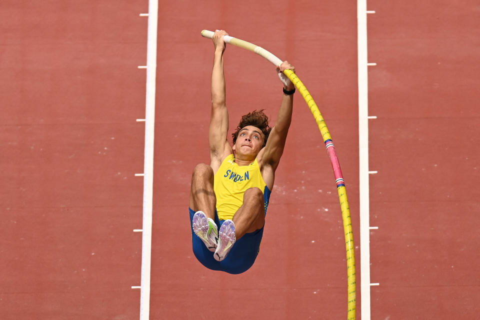 <p>Sweden's Armand Duplantis competes in the men's pole vault qualification during the Tokyo 2020 Olympic Games at the Olympic Stadium in Tokyo on July 31, 2021. (Photo by Ina FASSBENDER / AFP) (Photo by INA FASSBENDER/AFP via Getty Images)</p> 