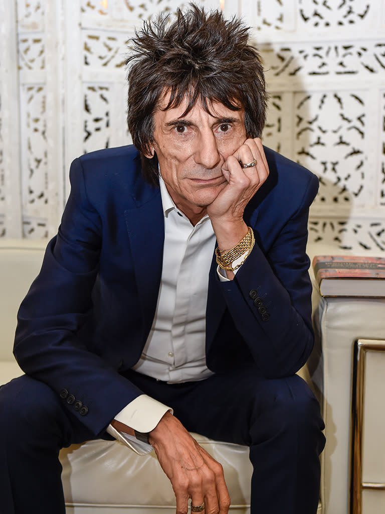 Abwarten und Tee trinken? Keine Chance! Der britischen Rockstar Ron Wood mischte jahrelang Drogen, Alkohol und Sex. Inzwischen ist die 69-jährige Rolling-Stones-Legende ruhiger geworden und erzieht gemeinsam mit seiner 31 Jahre jüngeren Frau Sally die Zwillinge Gracie Jane und Alice Rose, die am 30. Mai 2016 zur Welt kamen.