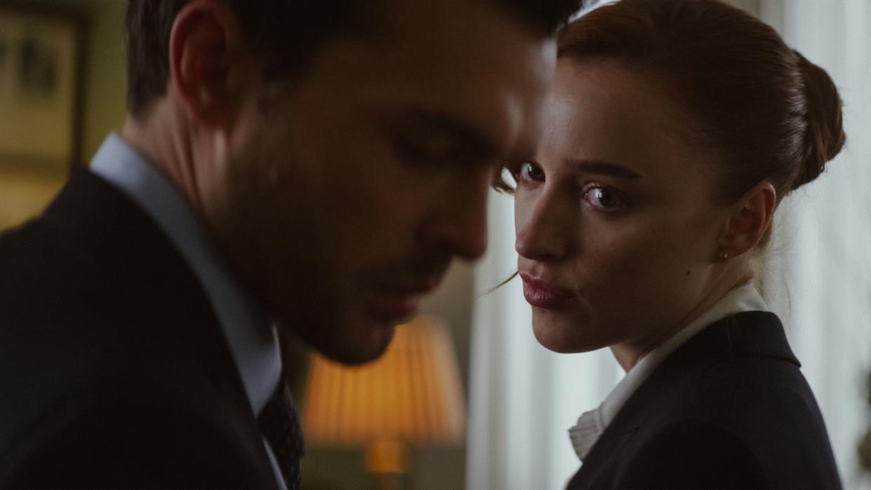 fair play l to r alden ehrenreich as luke and phoebe dynevor as emily in fair play cr courtesy of netflix