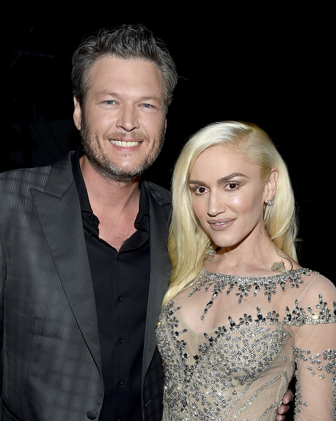 Blake Shelton y Gwen Stefani se conocen en el foro de “The Voice” en la primavera 2014 y para finales del verano 2015 se les relacionaba. A finales de ese año ellos hicieron su relación pública tras negarla varias veces y ya tienen canción y proyectos en común.