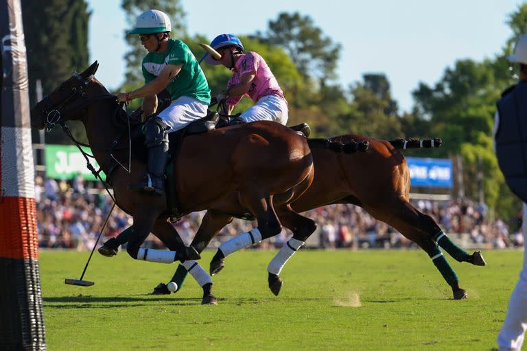 Guillermo Caset volvió a quedar a las puertas de su primera copa en el nivel de Triple Corona; estuvo mejor en la conducción que en la definición, como en este caso, en el que falla ante el arco y Barto Castagnola.