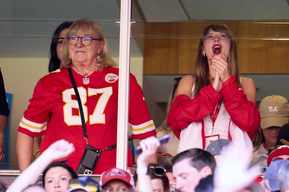 Taylor Swift anima desde una suite con la madre de Travis Kelce, Donna Kelce, mientras los Kansas City Chiefs juegan contra los Chicago Bears el 24 de septiembre de 2023. <a href="https://www.gettyimages.com/detail/news-photo/taylor-swift-cheers-from-a-suite-with-donna-kelce-as-the-news-photo/1687517675" rel="nofollow noopener" target="_blank" data-ylk="slk:Cooper Neill/Getty Images;elm:context_link;itc:0;sec:content-canvas" class="link ">Cooper Neill/Getty Images</a>