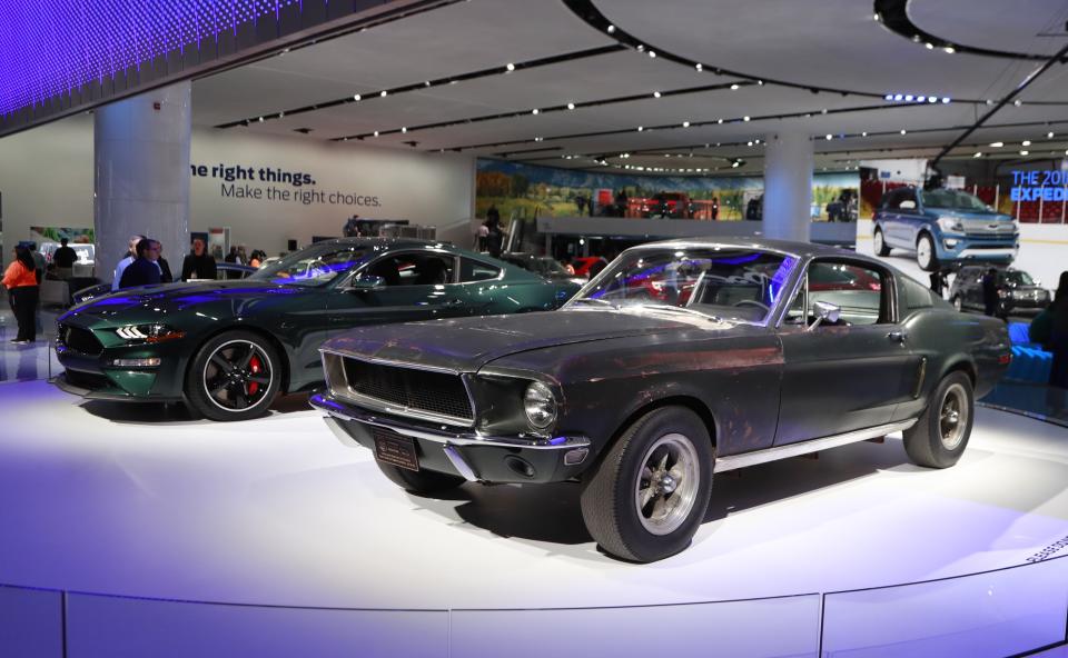 Bei der Automesse in Detroit wurde der lange verschollene alte Ford Mustang “Bullitt” neben dem neuen gezeigt. (Bild: Associated Press)