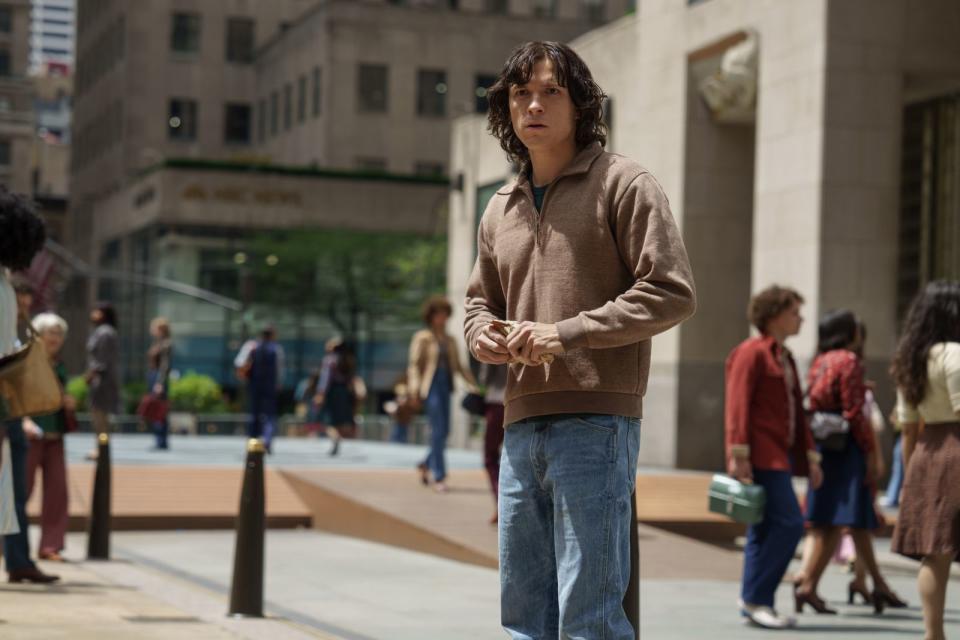 Hätten Sie ihn erkannt? "Spiderman"-Star Tom Holland präsentiert sich in "The Crowded Room" in einem ungewohnten Look. (Bild: Apple )