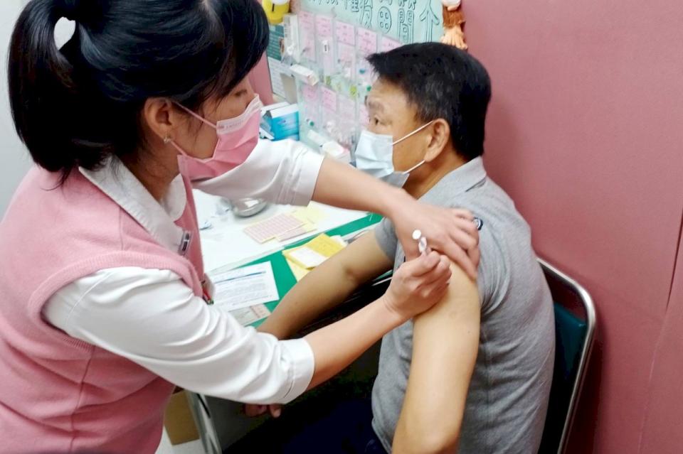 因應東奧棒球6搶1最後資格賽即將開打，中華隊20人接種疫苗，洪一中教頭：「不用怕」。(中職提供)