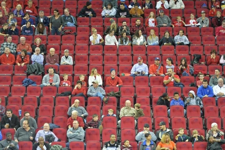 Una escasa cantidad de aficionados observa la primera mitad de un partido de básquetbol de Fresno State contra Boise State en el Save Mart Center, el sábado 14 de enero de 2017,en Fresno.