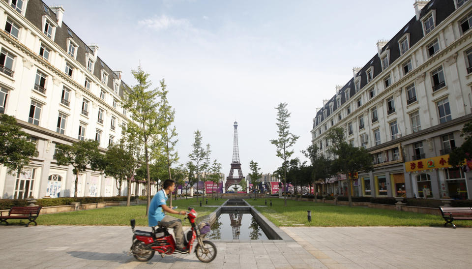Los habitantes de la ciudad también siguen un estilo de vida similar al del resto de sus compatriotas, aunque paseen entre bulevares y monumentos parisinos. (Foto: Aly Song / Reuters).