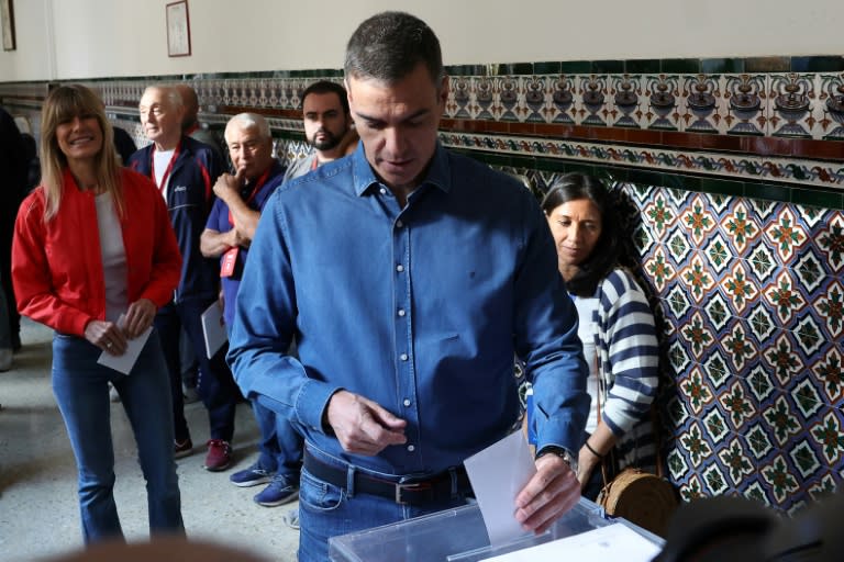 El presidente del Gobierno español, Pedro Sánchez, y su esposa, Begoña Gómez (izq.), votan en las elecciones al Parlamento Europeo el 9 de junio de 2024 en Madrid (Pierre-Philippe Marcou)