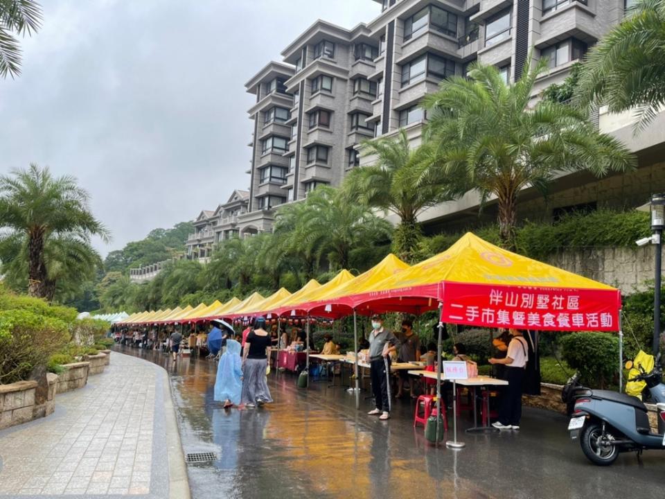 新店「伴山別墅」社區在中秋連假，舉辦二手市集暨美食餐車活動，也邀請香坡里民同享樂（永慶房產集團提供）