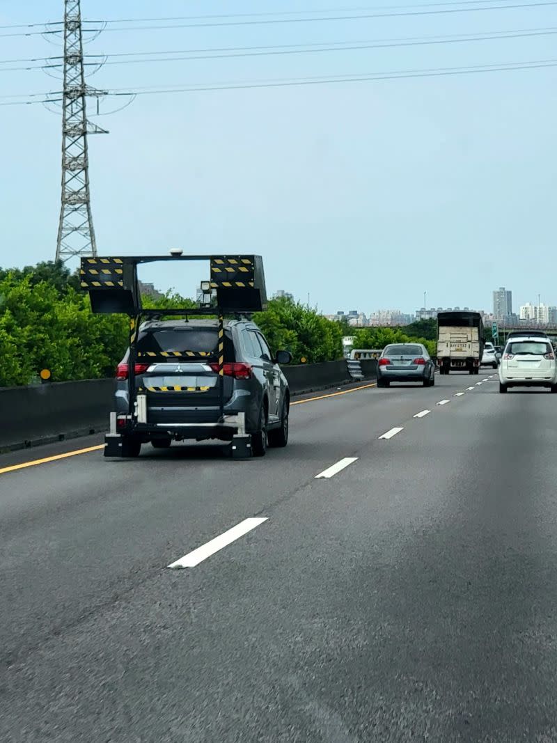 ▲該車後方被安裝上外型奇特的黑色架子，分別向上方和左右延伸，引起網友關注。（圖／翻攝自路上觀察學院）